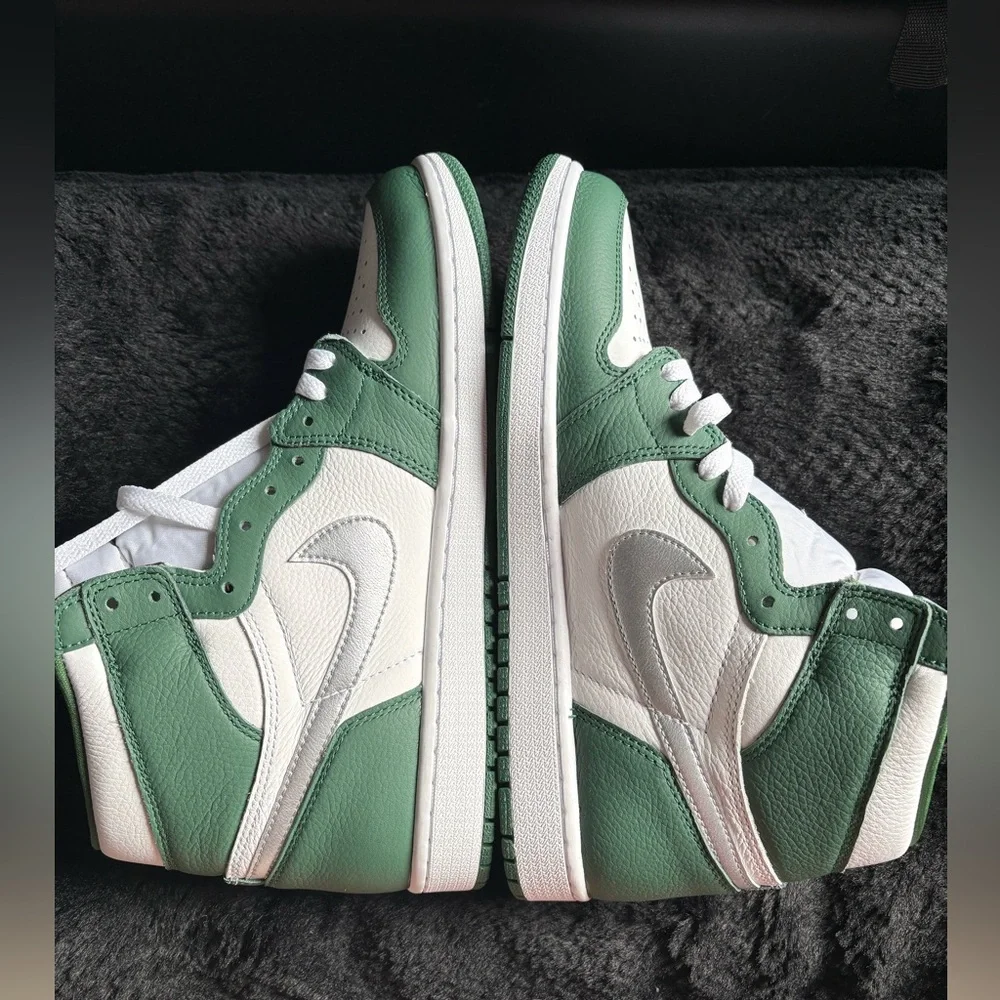 ***NEW*** Jordan 1 High Green and White Sneakers - Picture 2 of 6